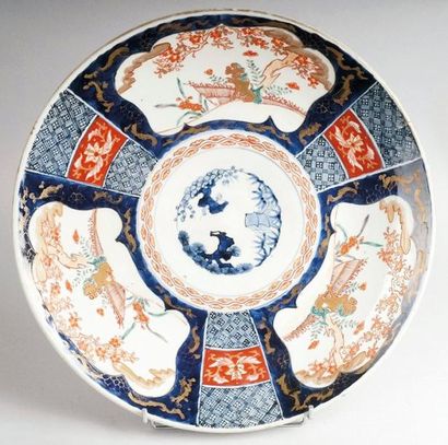 JAPON, Imari, XIXe siècle PLAT ROND en porcelaine à décor émaillé et doré de bambous,...