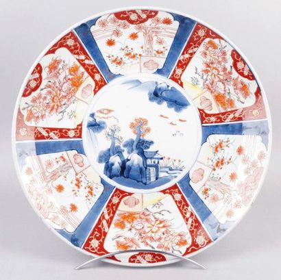 JAPON, fin du XIXe siècle PLAT en porcelaine à décor Imari en réserve de paysage...