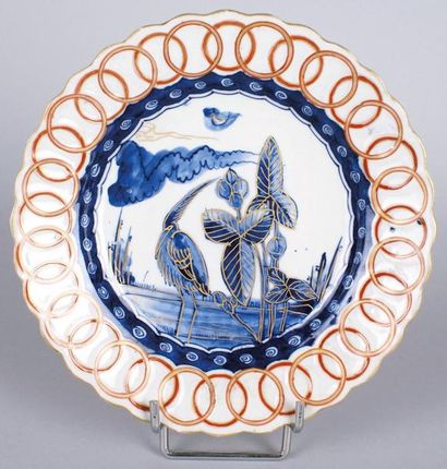 JAPON, IMARI, fin du XIXe siècle ASSIETTE à bord lobé en porcelaine à décor d'échassier...