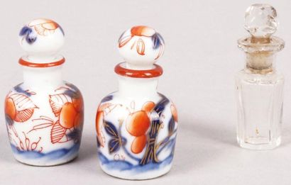 null PAIRE DE FLACONS À PARFUM en porcelaine japonaise Imari (Haut.: 4,8 cm) et FLACON...