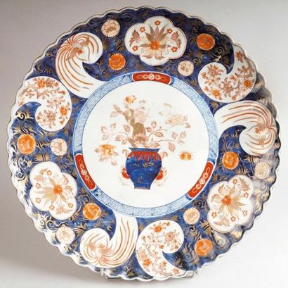 JAPON, Imari, XIXe siècle PLAT ROND en porcelaine à bord lobé à décor émaillé et...