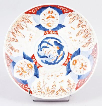 JAPON, IMARI, fin du XIXe siècle PLAT en porcelaine. Diam.: 30 cm