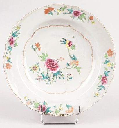 CHINE, FAMILLE ROSE, XVIIIe siècle ASSIETTE CREUSE en porcelaine à bord contourné...
