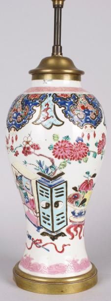 CHINE, XVIIIe SIÈCLE POTICHE en porcelaine à décor émaillé de la Famille Rose de...