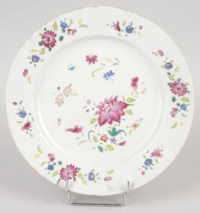 CHINE, FAMILLE ROSE, XVIIIe siècle ASSIETTE en porcelaine à décor polychrome de fleurs....