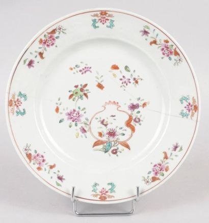 CHINE, FAMILLE ROSE, XVIIIe siècle ASSIETTE en porcelaine à décor polychrome de fleurs....