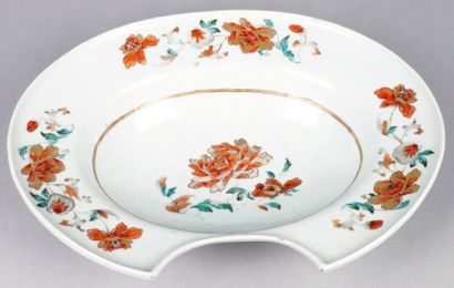 CHINE, FAMILLE ROSE, XVIIIe siècle PLAT À BARBE en porcelaine à décor polychrome...