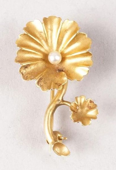 null BROCHE FLEUR en or jaune sertie d'une perle. Long.: 3 cm - Poids brut: 3 g