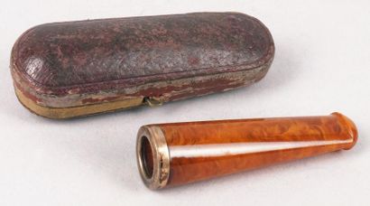 null FUME-CIGARES en ambre et vermeil dans son écrin d'origine. XIXe siècle. Long.:...