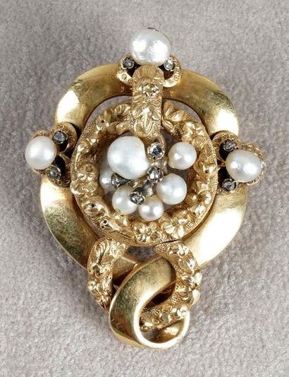 null BROCHE NOEUD en or jaune à décor de fleurs, sertie de dix perles baroques et...