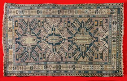 null TAPIS SOUMAK, fin XIX siècle à décor ADLER à trois médaillons géométriques dit...