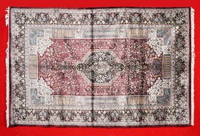 null TAPIS INDO-PAKISTAN en soie à fond rubis à décor floral. 291 x 184 cm