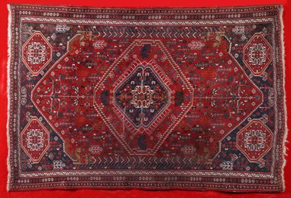 null TAPIS CHIRAZ-QASHGAÏ (Iran) vers 1960/1970, à décor floral géométrique sur champ...