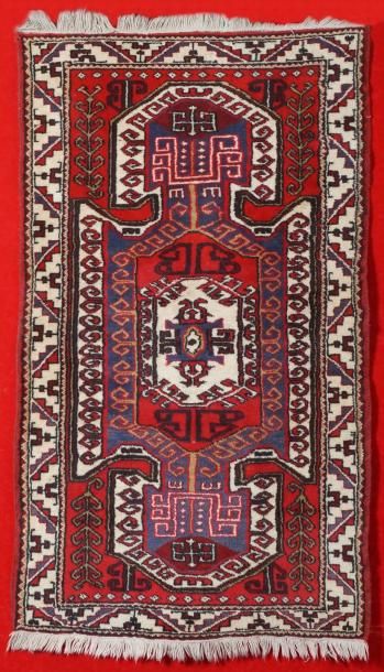 null Tapis YAGCIBEDIR (Turquie) à décor rappelant les tapis KAZAK avec un bouclier...