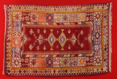 null TAPIS MELAS (Anatolie centrale) à fond rouge rubis. 217 x 44 cm