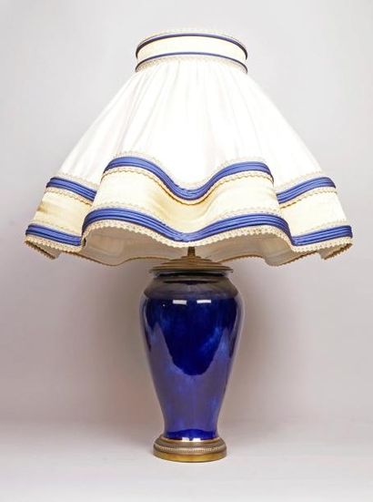 null PIED DE LAMPE en porcelaine bleue monture en laiton. Vers 1900. Haut.: 33 c...