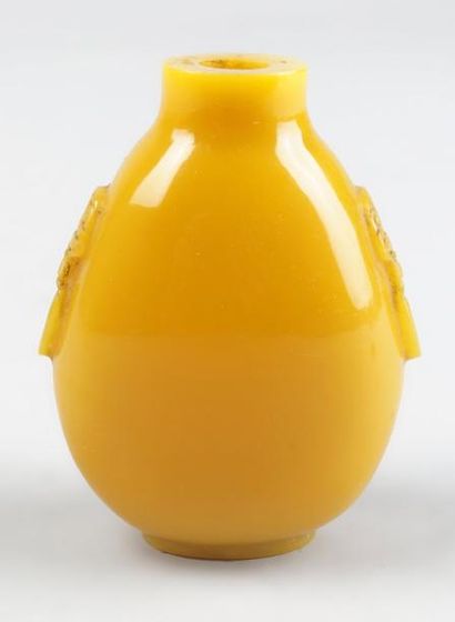CHINE, fin du XIXe siècle TABATIÈRE en verre jaune. Haut.: 6,2 cm