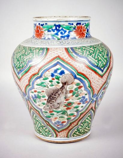 CHINE, époque Transition - 1620-1640 POTICHE en porcelaine à décor polychrome aux...