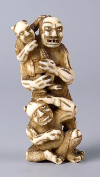 JAPON, fin du XIXe siècle OKIMONO en ivoire figurant trois onis. (Petit manque)....