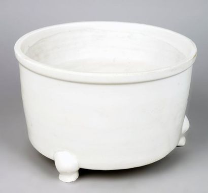 CHINE, XVIIIe SIÈCLE VASQUE TRIPODE en porcelaine émaillée blanc de Chine. Haut.:...