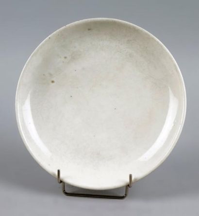 CHINE, XVIIe siècle COUPE en porcelaine émaillée blanc de Chine. Diam.: 23,5 cm