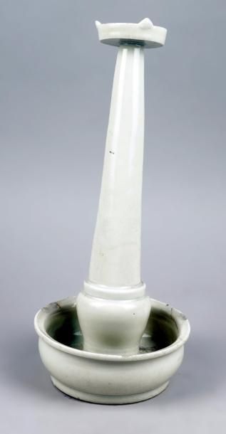 CHINE, XVIIe siècle SUPPORT en porcelaine émaillée blanc de Chine. (Restaurations...