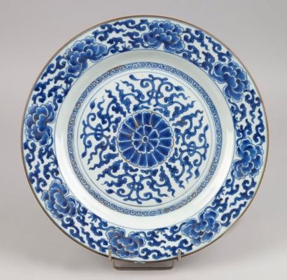 CHINE, époque Kangxi - 1662-1755 PLAT ROND en porcelaine bleu et blanc et rehauts...