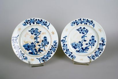 CHINE, XVIIIe SIÈCLE PAIRE d'ASSIETTES CREUSES en porcelaine à décor bleu sous couverte...