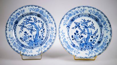 CHINE, XVIIIe SIÈCLE PAIRE d'ASSIETTES en porcelaine bleu et blanc à décor de rocher...