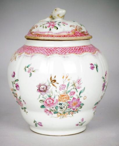 CHINE, FAMILLE ROSE, XVIIIe siècle THÉIÈRE transformée en vase en porcelaine à décor...