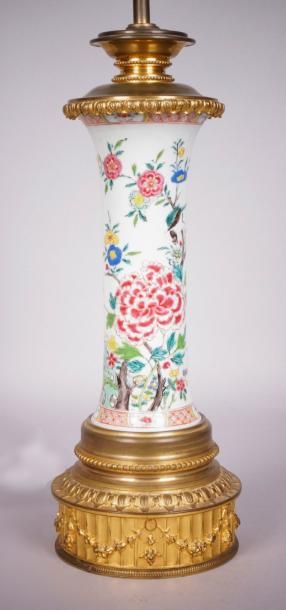 CHINE, FAMILLE ROSE, XVIIIe siècle VASE CORNET en porcelaine à décor d'oiseaux et...