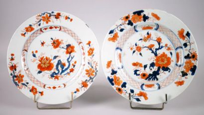 CHINE, Imari, XVIIIe siècle ASSIETTE et ASSIETTE CREUSE en porcelaine à décor de...