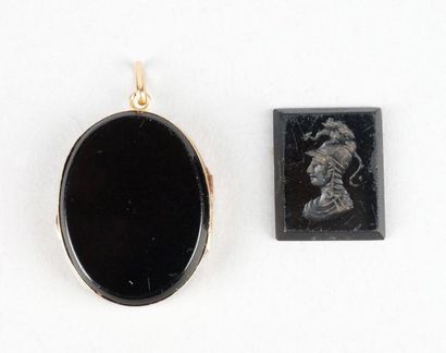 null PENDENTIF MÉDAILLON en onyx noir monture en or jaune. (Goupille de la charnière...