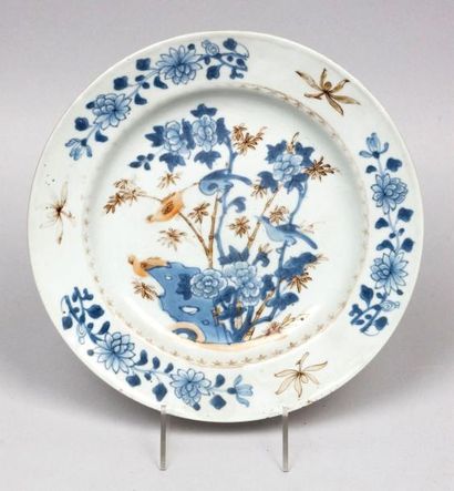 CHINE de Commande, XVIIIe siècle ASSIETTE CREUSE en porcelaine à décor bleu, rouge...