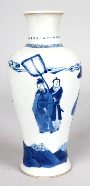 CHINE, XVIIIe SIÈCLE VASE en porcelaine bleu et blanc à décor de personnages, rocher...
