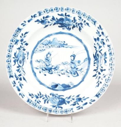 CHINE, XVIIIe SIÈCLE PLAT en porcelaine bleu et blanc à décor en réserve de cavaliers...