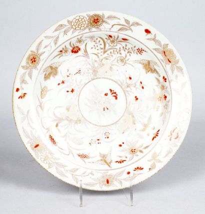 CHINE, XVIIIe SIÈCLE ASSIETTE CREUSE en porcelaine à décor émaillé rouge et or d'oiseaux...