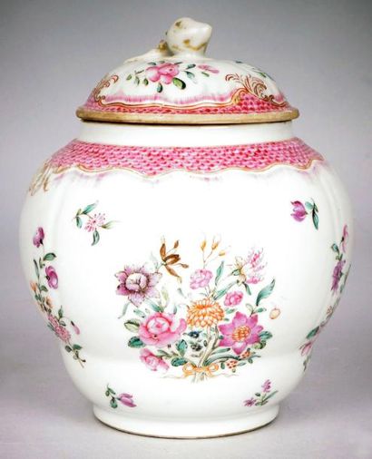 CHINE, FAMILLE ROSE, XVIIIe siècle THÉIÈRE transformée en vase en porcelaine à décor...