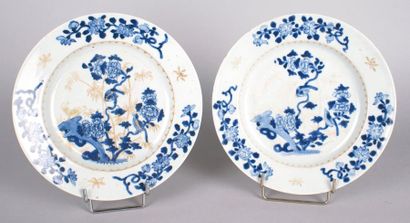 CHINE, XVIIIe SIÈCLE PAIRE D'ASSIETTES CREUSES en porcelaine à décor bleu sous couverte...