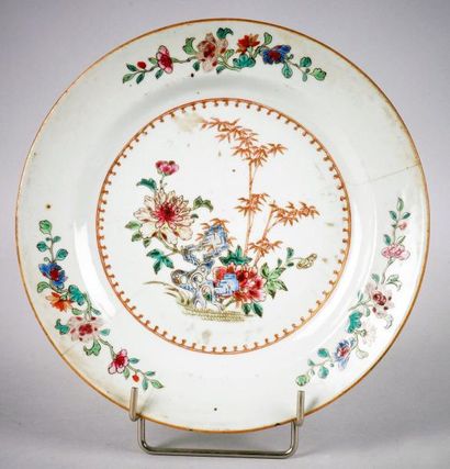 CHINE, FAMILLE ROSE, XVIIIe siècle ASSIETTE en porcelaine à décor de fleurs et dorures....
