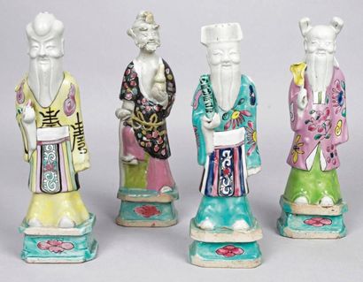 CHINE, début du XIXe siècle QUATRE STATUETTES en porcelaine polychrome figurant des...