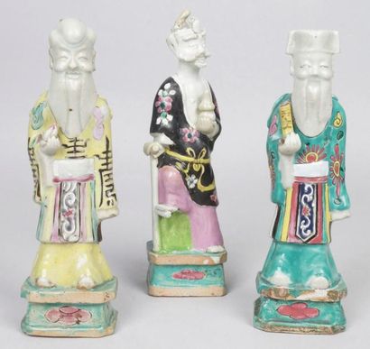 CHINE, début du XIXe siècle TROIS STATUETTES en porcelaine polychrome figurant des...