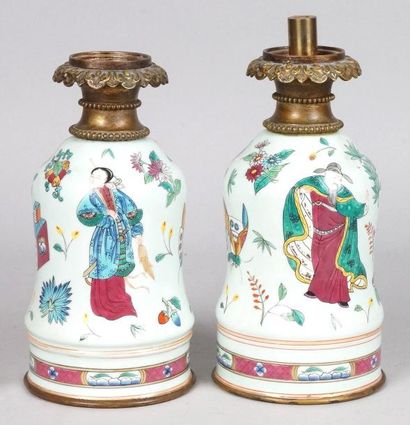 CHINE PAIRE DE LAMPES À PÉTROLE en porcelaine figurant un homme et une femme, des...