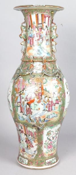 CHINE, canton, fin du XIXe siècle VASE BALUSTRE en porcelaine à décor en réserve...