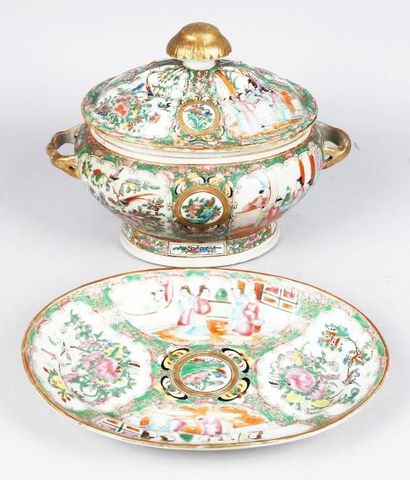 CHINE, Canton, XIXe siècle SOUPIÈRE et SON PRÉSENTOIR en porcelaine à décor polychrome...