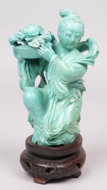 CHINE STATUETTE en turquoise sculptée figurant une femme tenant une corbeille de...