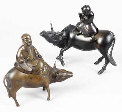 CHINE, XIXe siècle DEUX BRÛLE-PARFUMS en bronze à patines brune et mordorée figurant...