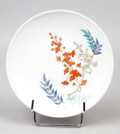KAKIEMON XIV (1934-2013) COUPE en porcelaine à décor émaillé de fleurs. Signée. D.:...
