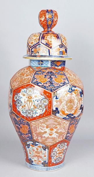 JAPON, IMARI, fin du XIXe siècle GRAND VASE COUVERT ovoïde en porcelaine à facettes...
