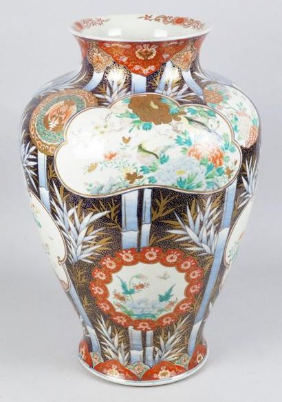 JAPON, IMARI, fin du XIXe siècle GRAND VASE ovoïde en porcelaine à décor polychrome...